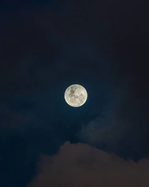 Een Verticaal Shot Van Een Prachtige Volle Maan Aan Hemel — Stockfoto
