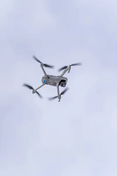 Colpo Verticale Drone Dji Volante Attraverso Aria Sotto Cielo Nuvoloso — Foto Stock