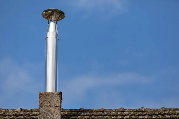 Ein Stahlrohr Des Dachschornsteins Ohne Rauch Leitet Abgase Der Traditionellen — Stockfoto