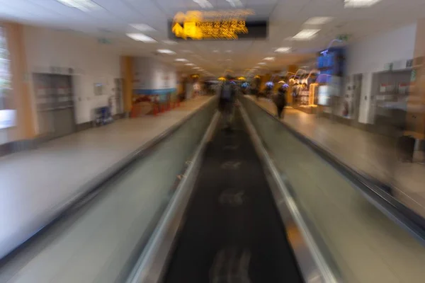 Passerelle Mobile Voyageur Avec Flou Mouvement Dans Aéroport Animé Lima — Photo