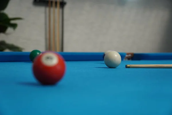 Gros Plan Une Table Billard Bleu Avec Une Boule Blanche — Photo