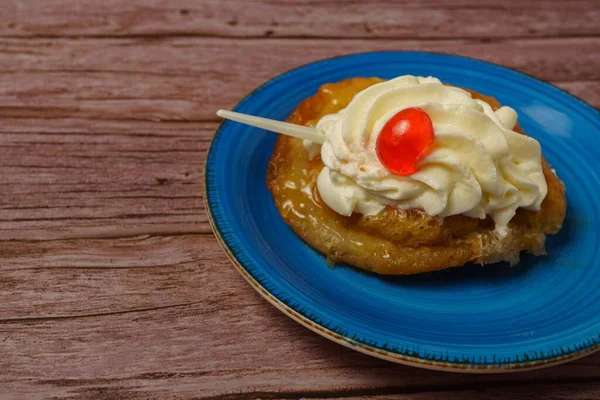 Blätterteigkuchen Mit Likör Und Sahne Einer Kirsche Obendrauf Und Einem — Stockfoto