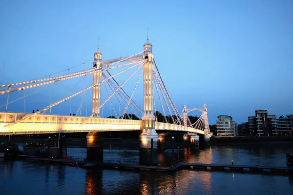 Μια Άποψη Της Φωτισμένης Γέφυρας Του Λονδίνου Albert Βράδυ — Φωτογραφία Αρχείου