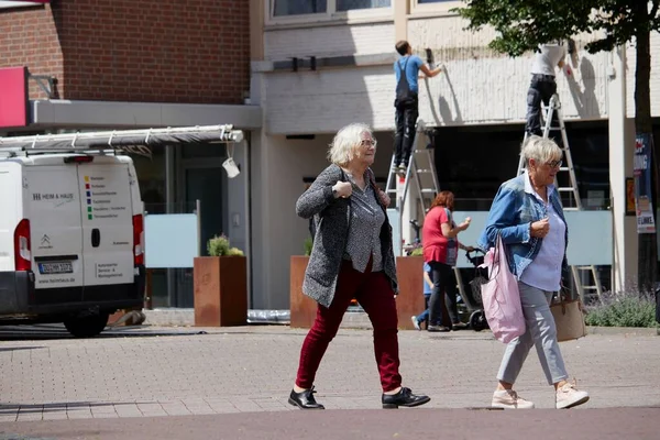 Zwei Alte Frauen Überqueren Straße Heinsberg — Stockfoto