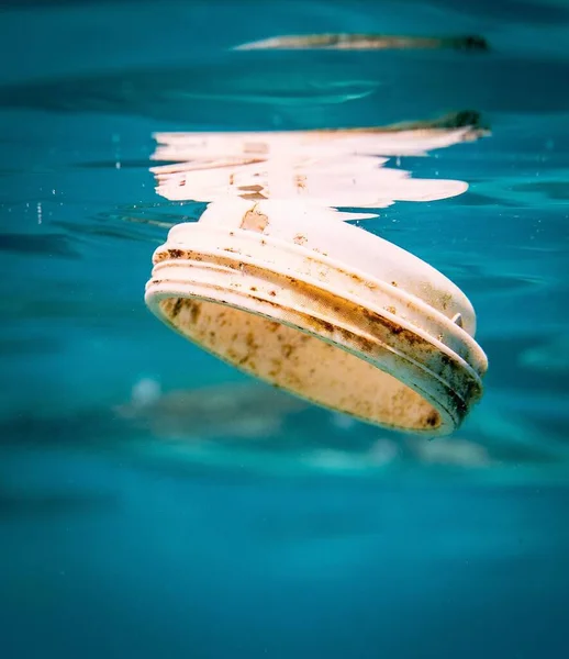 Eine Großaufnahme Eines Plastikstücks Blauen Ozeanwasser Umweltverschmutzung — Stockfoto