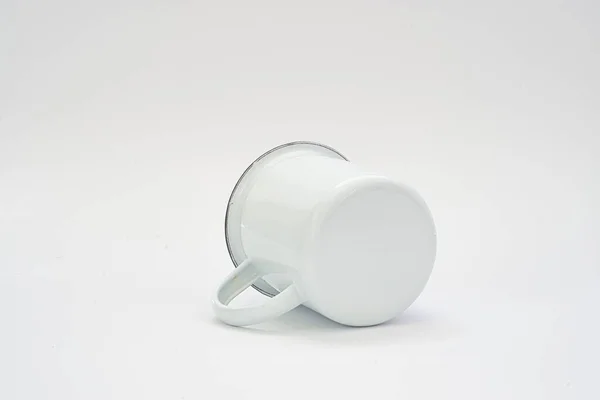 Eine Nahaufnahme Einer Emaillierten Tasse Isoliert Auf Weißem Hintergrund — Stockfoto