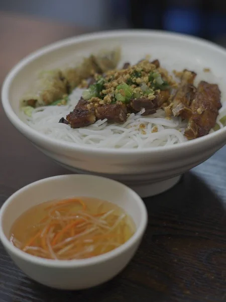 Een Verticaal Shot Van Traditionele Vietnamese Rijst Noedels Met Vlees — Stockfoto