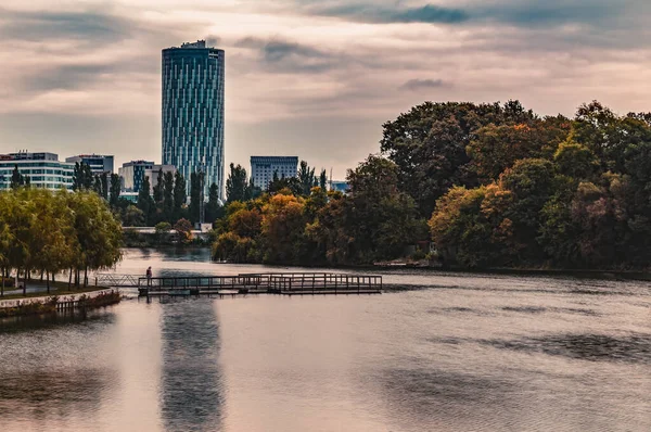 Een Uitzicht Van Herastrau Park King Michael Park Van Wolkenkrabbers — Stockfoto