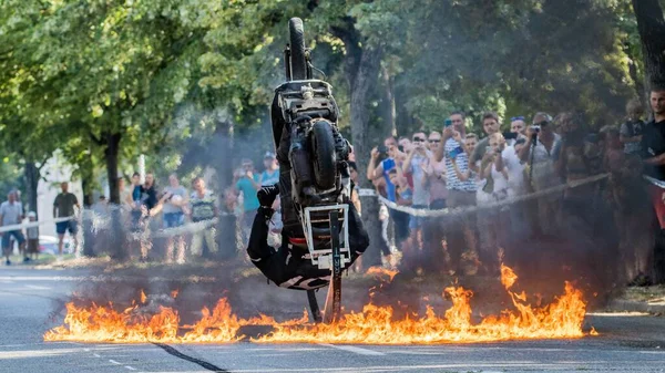 Motociclista Haciendo Acrobacias Con Fuego Las Calles Budapest — Foto de Stock