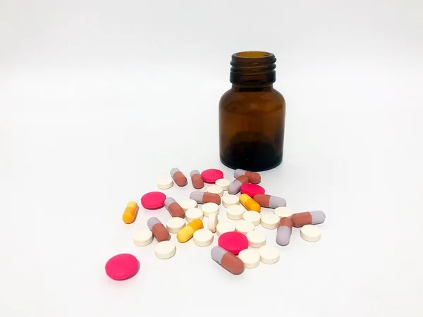 Close Pílulas Comprimidos Medicamentos Fundo Branco — Fotografia de Stock