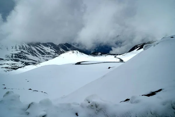 구름으로 눈덮인 산맥의 — 스톡 사진