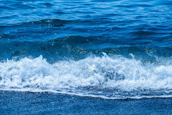 Ondas Oceânicas Despenharem Praia Ondas Mar Rebentar Costa Conceito Férias — Fotografia de Stock