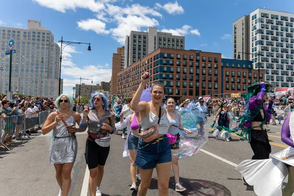 View People Walking Dancing 40Th Annual Mermaid Parade Coney Island — Stock Photo, Image