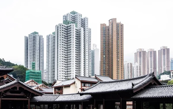 香港の近代的な高層ビルを背景にした伝統的な中国の屋根 — ストック写真