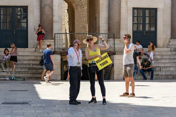 Ein Kaukasischer Reiseleiter Split Kroatien Wartet Auf Touristen Und Hält — Stockfoto