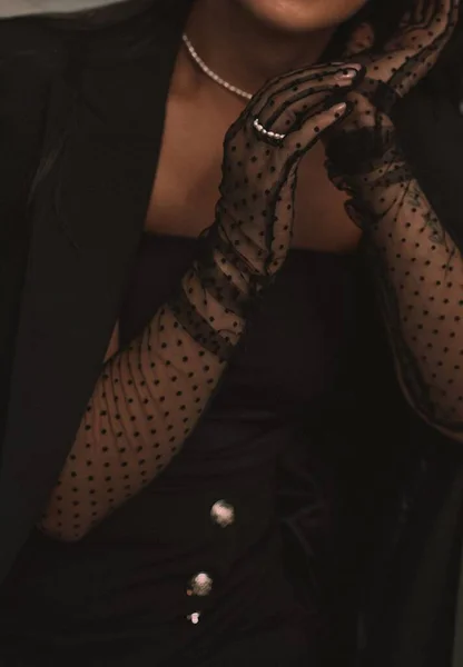 Vertikal Bild Elegant Kvinna Bär Fläckiga Handskar Och Vackra Smycken — Stockfoto