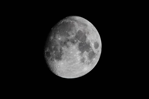 在漆黑的天空中看到了惊人的月亮景象 — 图库照片