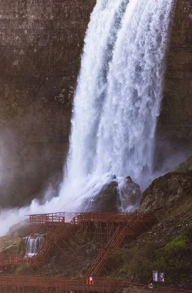 Pionowe Ujęcie Malowniczego Wodospadu Niagara Pomiędzy Stanami Zjednoczonymi Ameryki Kanadą — Zdjęcie stockowe
