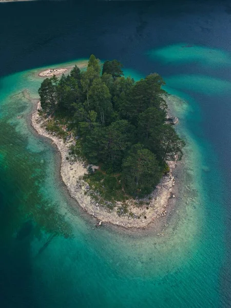 Piękny Widok Powietrza Małą Wyspę Grubymi Zielonymi Drzewami Otoczonymi Jasnym — Zdjęcie stockowe