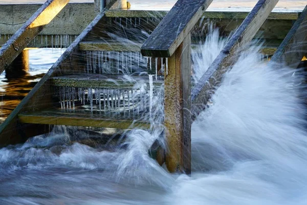 Una Larga Exposición Agua Salpicando Contra Escaleras Madera —  Fotos de Stock