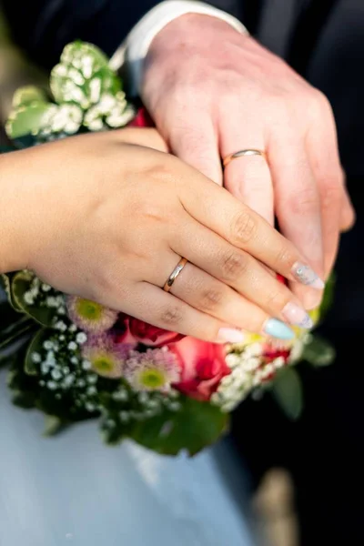 Молода Нещодавно Одружена Пара Тримає Руки Обручками — стокове фото