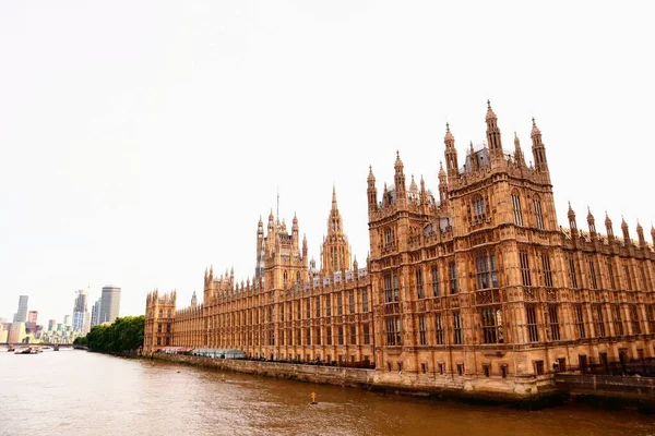Красивый Снимок Вестминстерского Дворца Лондоне Водой Ярким Небом Заднем Плане — стоковое фото