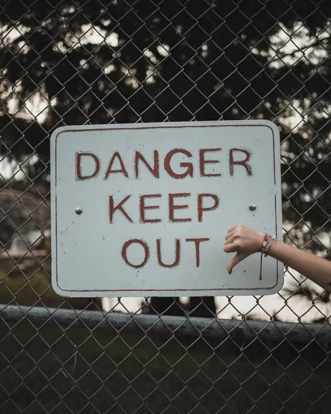 Gros Plan Vertical Comprimé Sur Une Clôture Treillis Avec Danger — Photo