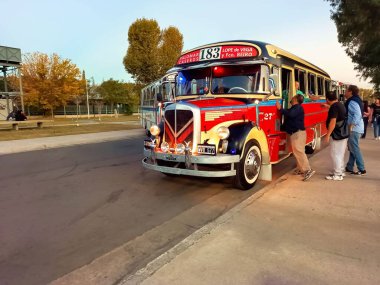 Kırmızı klasik Mercedes Benz 911 otobüsü 1970 'lerde Buenos Aires' e yolcu taşımak için. Geleneksel dosya süsleri. Fierro 2022 Fuarı. Kopyalama alanı
