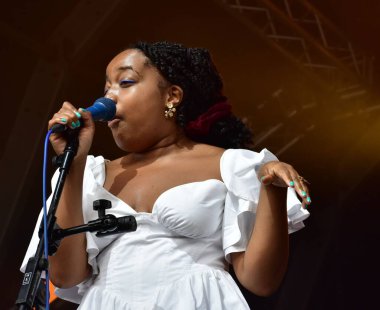 Şarkıcı ve söz yazarı Amahla Bristol Liman Festivali 'nde sahne aldı. Bristol Amfitiyatrosu. Bristol, İngiltere. 13 Temmuz 2022.