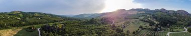 Emilia-Romagna, İtalya 'daki Bologna ilindeki Borgo Tossignano' nun panoramik görüntüsü