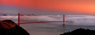 Golden Gate Köprüsü üzerinde günbatımı gökyüzünün panoramik görüntüsü