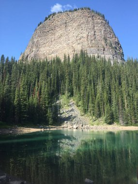Kanada Alberta 'daki Büyük Arı Kovanı dağının dikey manzarası