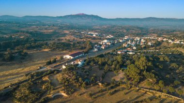 Portekiz 'deki ağaçlar ve evlerle çevrili Beira eski tren istasyonunun hava görüntüsü.