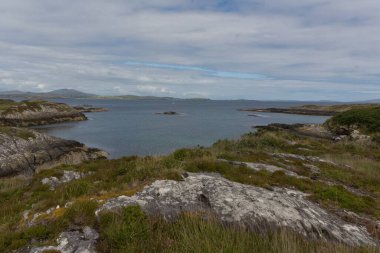 İngiltere, İrlanda 'da sakin bir deniz suyunun yanında güzel, vahşi bir sahil.