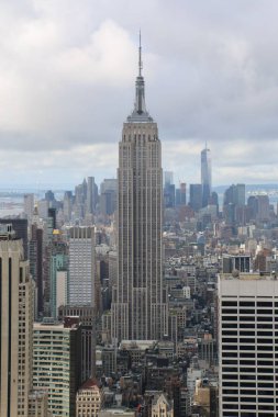 Empire State Binası 'nın dikey görüntüsü New York City, ABD' deki bir gökdelenin tepesinden.