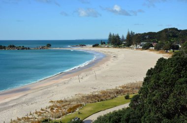 Yeni Zelanda 'daki Maunganui Dağı' ndaki kumlu plaj..