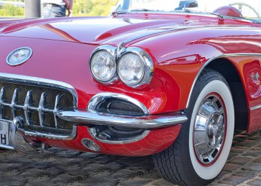 Kırmızı Chevrolet Corvette. Üstü açılır klasik c1. 60 'lı yıllardan kalma kolonya defilesinden.