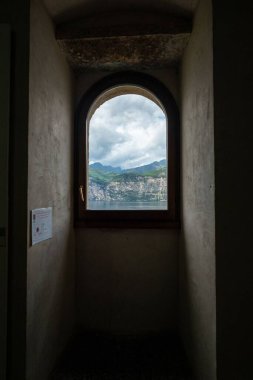 İtalya, Malcesine 'deki Garda Gölü ve dağlara bakan dikey bir pencere görüntüsü