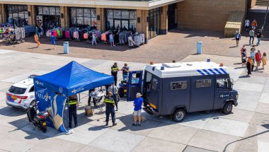 Hollandalı polis aracının yüksek açılı bir görüntüsü sokaklarda dikiliyor.