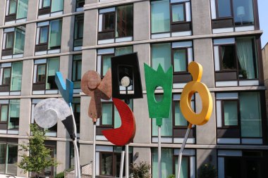 New York City, ABD 'de yüksek hat boyunca uzanan bir modern sanat eseri.