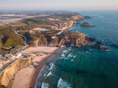Portekiz 'deki gök mavisi denizle çevrili Zambujeira do Mar' ın insansız hava aracı görüntüsü.