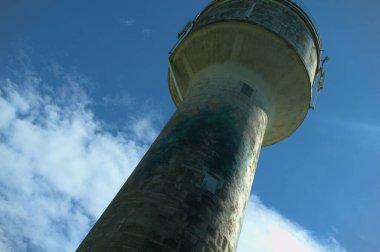 Fransa 'da bir su kulesinin alçak açılı görüntüsü