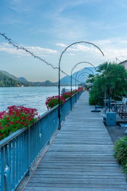 Lugano Gölü kıyısındaki bir geçitin dikey görüntüsü Canton Ticino Morcote İsviçre