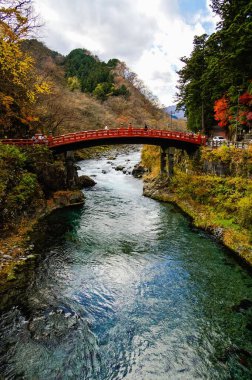 Shinkyo Köprüsü, sonbahar mevsimi boyunca sabah saatlerinde Nikko 'nun tarihi kasabasında yer alır.
