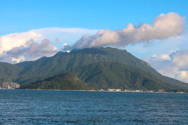 Deniz manzarasında bir orman dağı