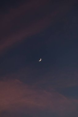 Alacakaranlık gökyüzündeki hilal manzarası