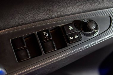 Sürücü tarafındaki arabanın pencere düğmelerine yakın çekim