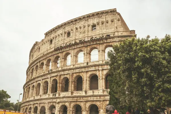 Krásný Záběr Historické Koloseum Šedém Pozadí Oblohy — Stock fotografie
