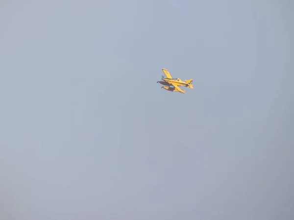 Piccolo Idrovolante Giallo Estinzione Del Fuoco Che Vola Versare Acqua — Foto Stock