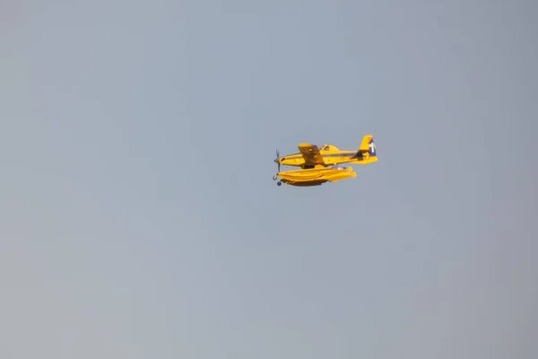 Ett Litet Gult Vattenkraftverk För Brandsläckning Flyger Att Hälla Vatten — Stockfoto